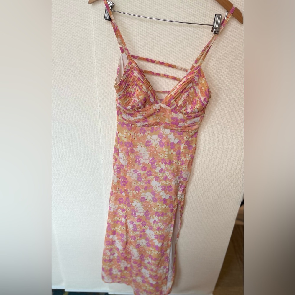 ASOS DESIGN cami pleated midi dress with if split in coral floral print - Picture 4 of 11